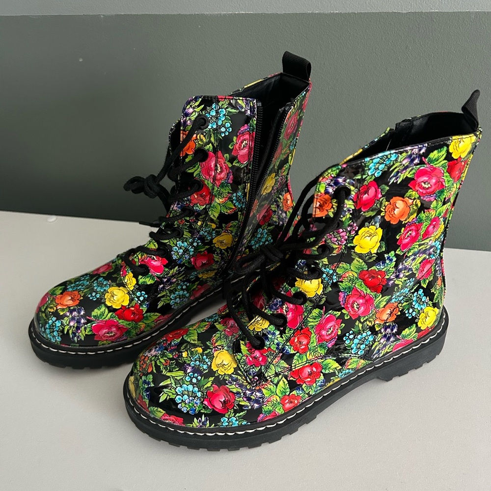 Betsey Johnson floral combat boots 8.5